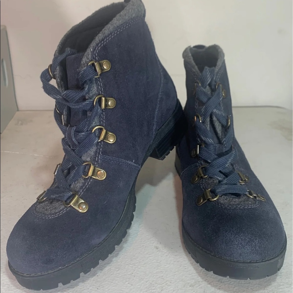 Clark’s blue boots like new